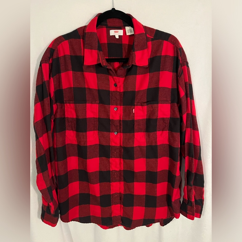 Men’s Levi flannel shirt.